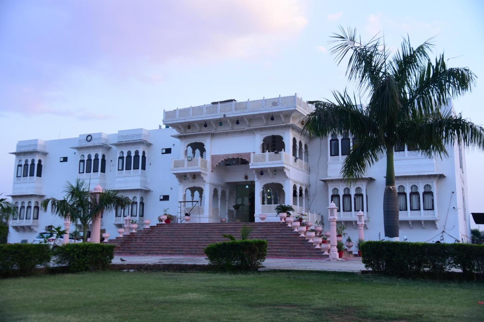 Tej Mahal Palace Bandikui Экстерьер фото