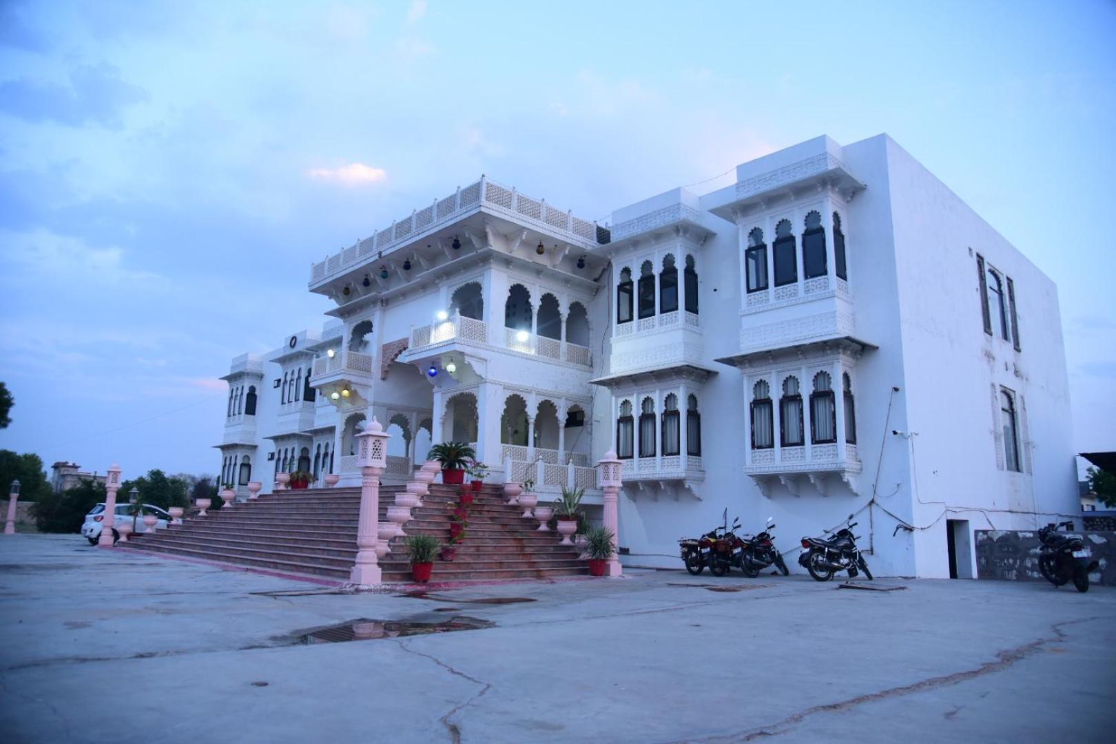 Tej Mahal Palace Bandikui Экстерьер фото